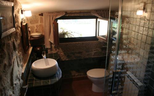 博伊罗代菲洛梅娜旅馆的一间带卫生间、水槽和窗户的浴室