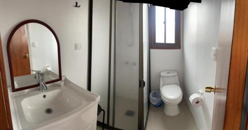 洛斯比洛斯MARITIMO SUITE的一间带水槽、卫生间和镜子的浴室