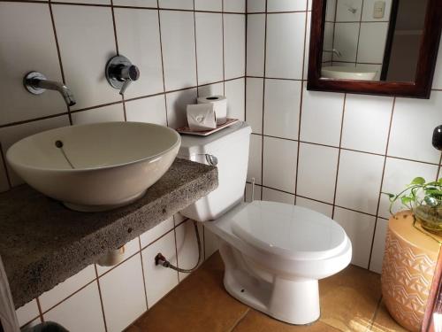 CarrillosSERENITY BY NATURE的一间带水槽和卫生间的浴室