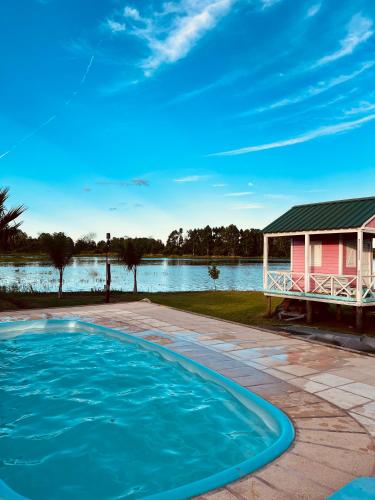 圣安娜Casa Santa Ana Punta Teco的湖畔带游泳池的房子