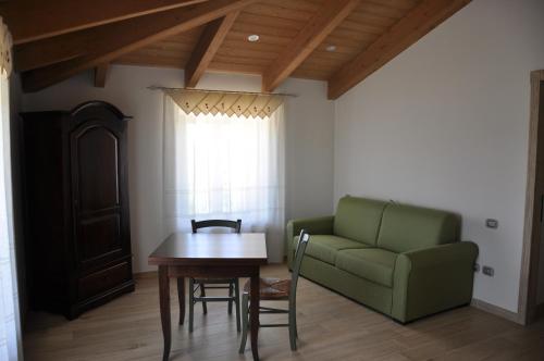 PortariaRes Nova Il Colle的客厅配有绿色沙发和桌子