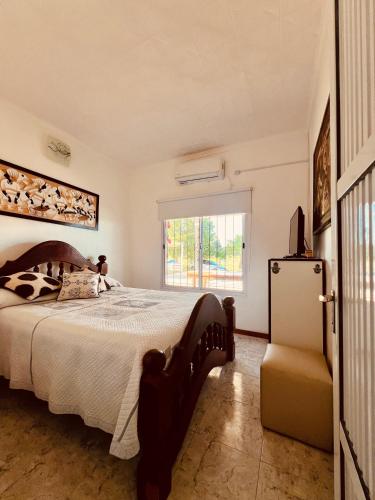 圣安娜Casa Santa Ana Punta Teco的一间卧室设有一张大床和一个窗户。