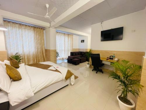 诺伊达Hotel Relax In - Noida Sector 18的卧室配有一张床,墙上配有电视。