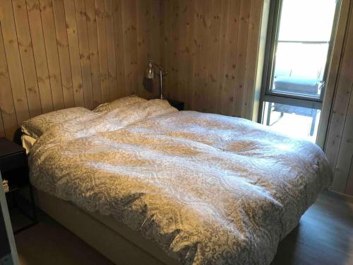 史特林Ny og moderne hytte i Stryn. Solrik plassering的一间卧室配有一张床铺,床上有毯子
