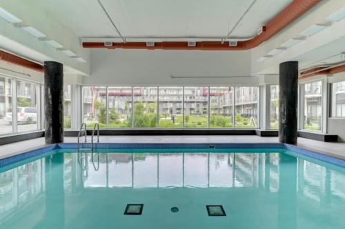 渥太华The Best Spot的大楼内的一个蓝色海水游泳池