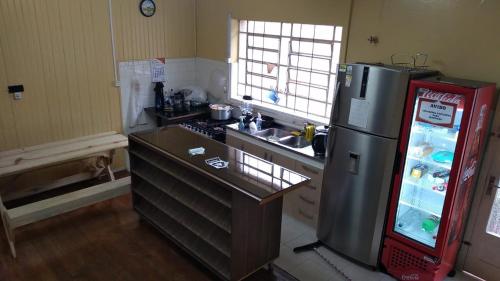 南卡希亚斯Casarão 2的一间带冰箱和水槽的小厨房