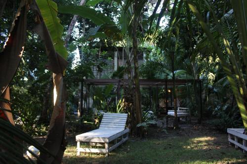 凯鲁REFUGIO DO SAGRADO MORERE的一个带长凳和凉亭的花园