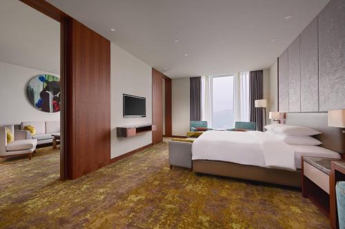 台北台北六福万怡酒店的大型酒店客房设有床和电视。