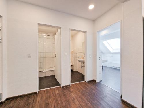 杜塞尔多夫RAJ Living - City Apartments with 5 Rooms - 10 Min Messe DUS的空浴室设有卫生间和水槽