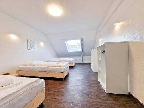 杜塞尔多夫RAJ Living - City Apartments with 5 Rooms - 10 Min Messe DUS的一间房间,有三张床