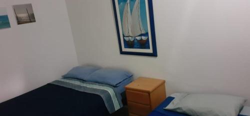 La BocanaHospedaje La Estancia Punta Sal的一间卧室设有两张床,墙上挂着一幅画