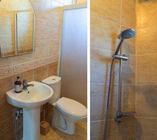 GülşehirBeyaz Konak Pansiyon 2的浴室配有卫生间、盥洗盆和淋浴。