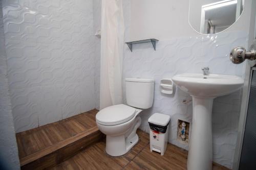 塔拉波托Humazapa的白色的浴室设有卫生间和水槽。