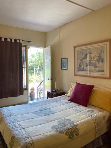 库埃纳瓦卡Quinta Ángeles的一间卧室设有一张大床和一个窗户。