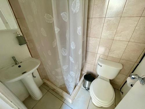 危地马拉Casa Quetzal的一间带卫生间和淋浴帘的浴室