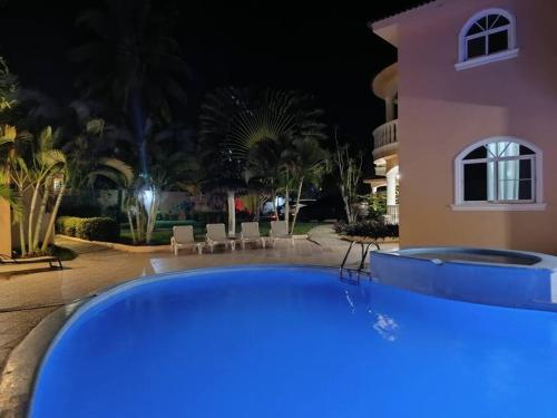 圣斐利-银港Luxury Villa Classic style - 7 min. from the beach的夜晚在房子前面有一个蓝色的大游泳池