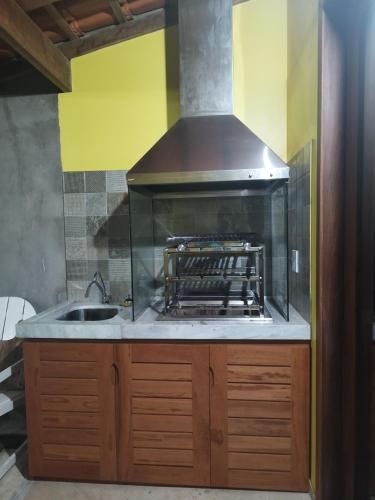 巴雷里尼亚斯CASA TEMPORADA BARREIRINHAS Yellow 3的厨房配有炉灶和水槽。