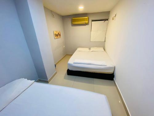 吉隆坡RAS Hotel的小房间,内有一张小床