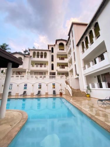 罗阿坦Hotel West Bay Colonial的享有酒店庭院和游泳池的景色