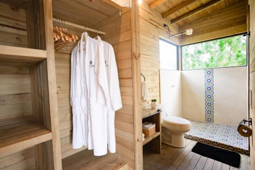 瓜塔佩Cabañas Refugio Himalaya的浴室设有挂在木墙上的白色毛巾