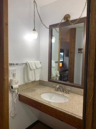 TomahawkBridge Inn Tomahawk -1st Floor, 2 Queen Size Bed, Walkout, River View的一间带水槽和镜子的浴室