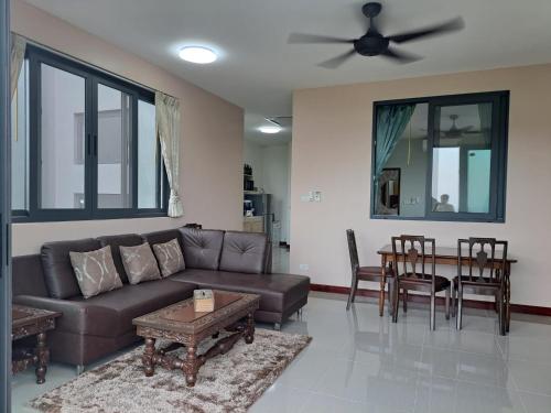 拉威海滩Seaview Eagles Nest Apartments的客厅配有棕色沙发和桌子