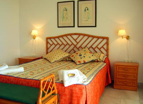 拉曼加戴尔马尔梅纳Ona Marina Arpón的一间卧室配有一张带2个床头柜和2盏灯的床。