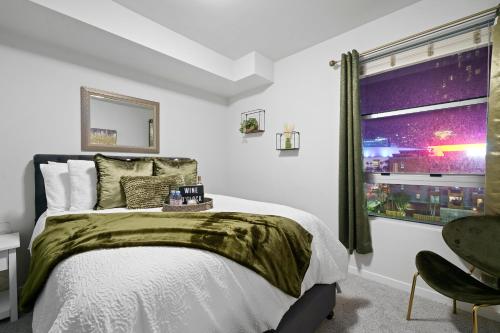 洛杉矶DTLA Escape Skyline views with luxury amenities的一间卧室设有一张大床和一个窗户。