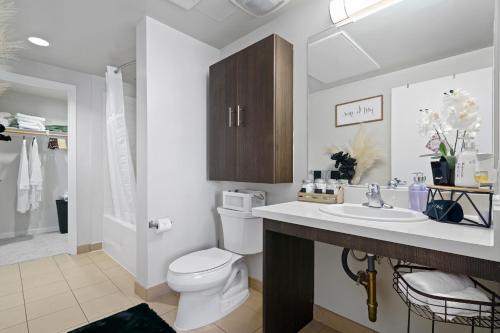 洛杉矶DTLA Escape Skyline views with luxury amenities的浴室配有白色卫生间和盥洗盆。