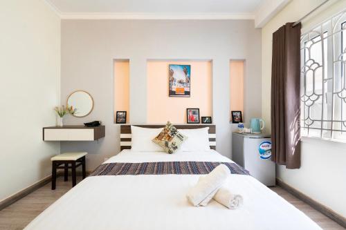 胡志明市Planet Homestay的一间卧室设有两张床和窗户。