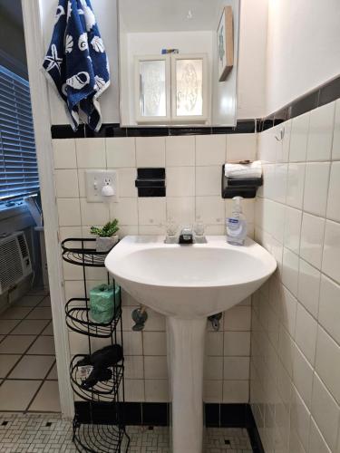 克利尔沃特Coral Resort D4的客房内的白色盥洗盆浴室