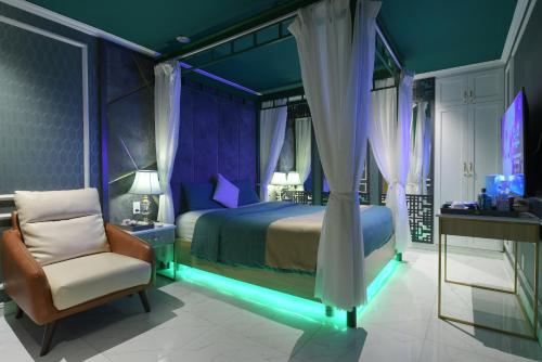 岘港Chiic House 1 - Khách sạn tình yêu的卧室配有床、椅子和窗户。