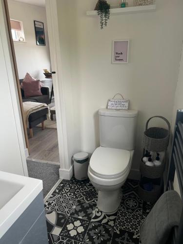 KilmaluagIsland Coorie的一间带卫生间的浴室,铺有黑白地板。