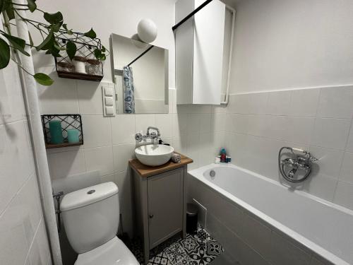 克拉科夫Old Town Nest的浴室配有盥洗盆、卫生间和浴缸。