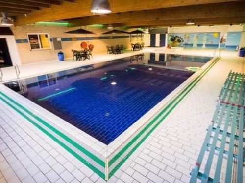 EwijkEllen's home的一个带两把椅子的大型游泳池