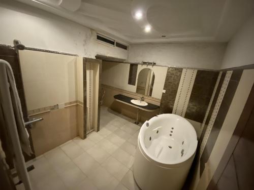 伊斯兰堡Harveys Guest House的带浴缸和盥洗盆的浴室