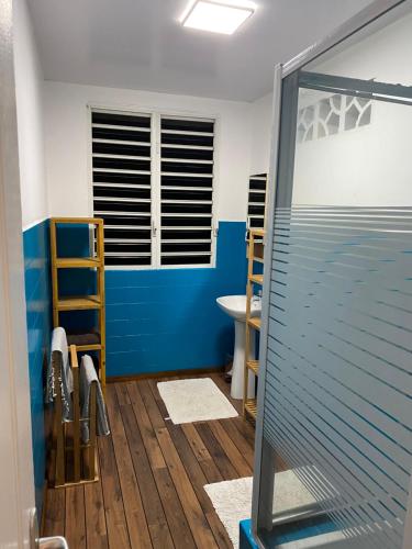 MontjolyKREOLITA的带淋浴和蓝色墙壁的浴室