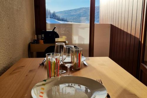米茹Le Montagnard的酒杯桌子和盘子