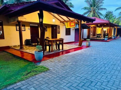 维勒珀图Green Sapphire Holiday Resort Wilpaththu的房屋设有1个带桌子的庭院