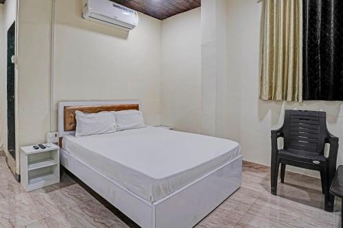 孟买OYO Sai Villa Lodging & Bording的卧室配有白色的床和椅子
