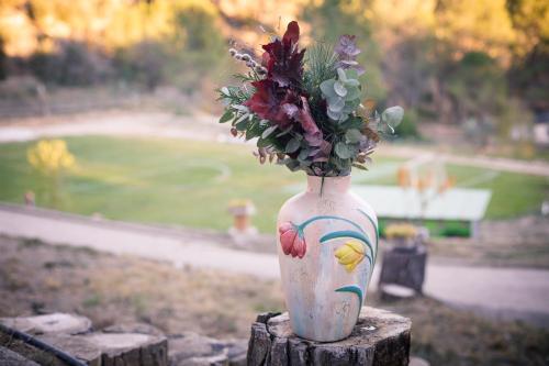 巴塞罗那VILLA CHETRUS Casa en plena naturaleza的花瓶,花瓶上坐立着立柱