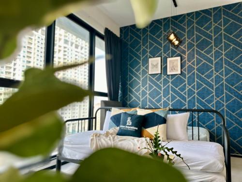日落洞Cozy & Drive Urban Suite的一间卧室配有一张蓝色墙壁的床