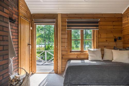 纳坦利Cottage Charm - Cozy Getaway in the Archipelago的卧室配有木墙内的一张床