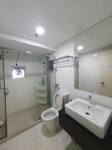 日落洞Fantastic Seaview Loft 2R2B 9Pax #Maritime的一间带水槽、卫生间和镜子的浴室