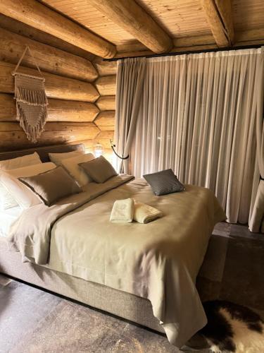科帕奥尼克Rtanj Kopaonik Eco Resort & Spa的小木屋内一间卧室,配有一张大床