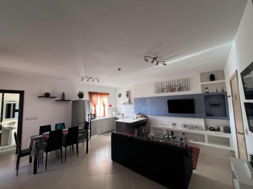 Modern Spacious 2BD Penthouse with 2 Terraces - Close to Luqa Airport的厨房或小厨房