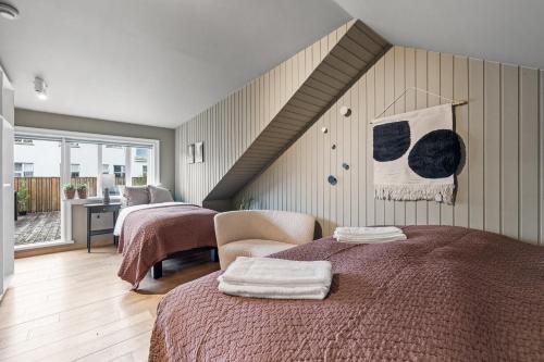 雷克雅未克Venture Vacations-Massive Villa in Downtown Reykjavík with a Sauna的一间带两张床的卧室和楼梯