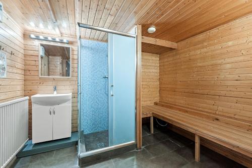 雷克雅未克Venture Vacations-Massive Villa in Downtown Reykjavík with a Sauna的带淋浴和盥洗盆的木制浴室