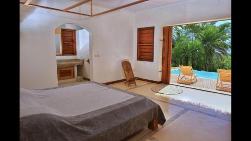 贝岛Villa Agay的一间卧室配有一张床,享有游泳池的景色