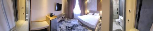 塔什干Homy House Hotel的享有酒店客房景致,设有一间卧室。